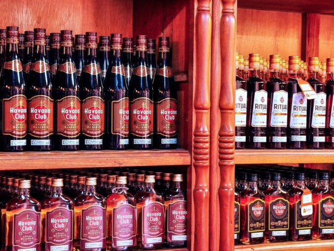 Ром в первую очередь можно привезти с Кубы в подарок мужчине или коллегам