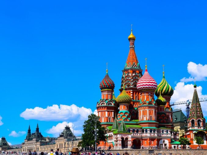 Heaven and the Temple - in August in Moscow, the weather is good, warm and clear