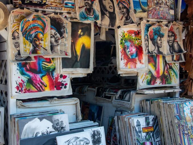 На Кубе в качестве сувенира можно купить яркий принт 