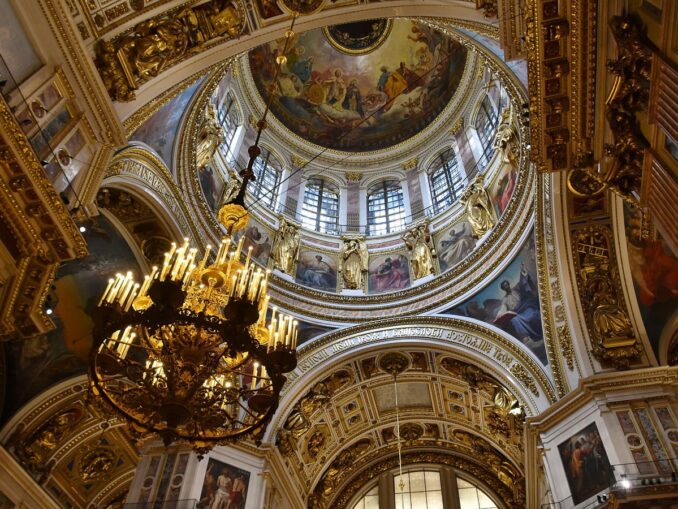 Внутри Исаакиевского собора в Санкт-Петербурге