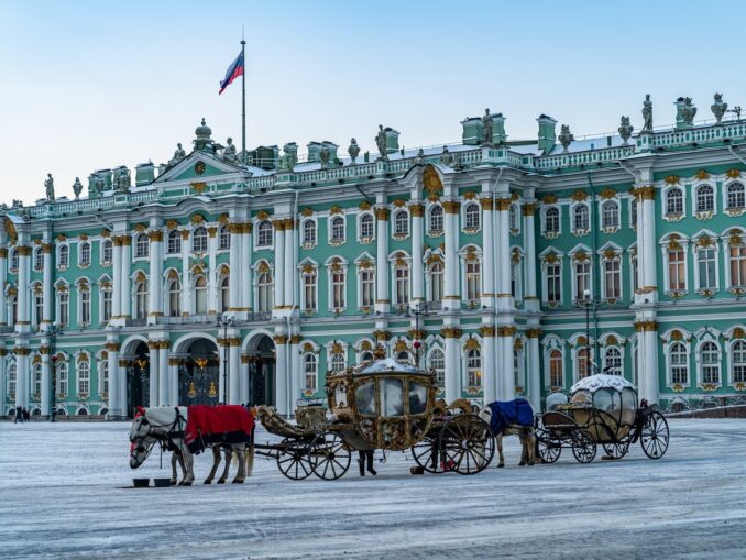 Зимний дворец в Санкт-Петербурге построен в стиле русское барокко