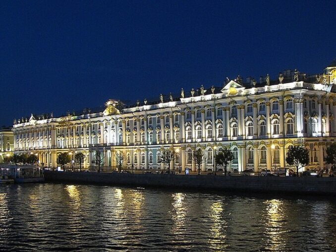 Зимний дворец и Эрмитаж - это одно и тоже