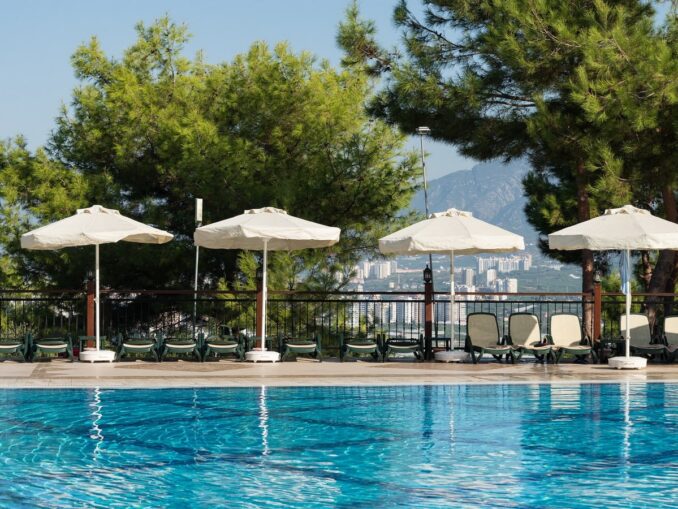 Бассейн - температура воздуха в Алании в октябре достигает +28 градусов