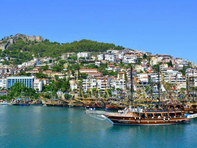 Pleasure ship in Alanya, photo unsplash.com/@Dragana Novoselska In spring it is worth seeing Alanya from the sea