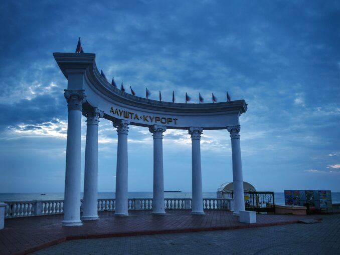 Вечером - в сентябре в Алуште еще тепло, а иногда и жарко