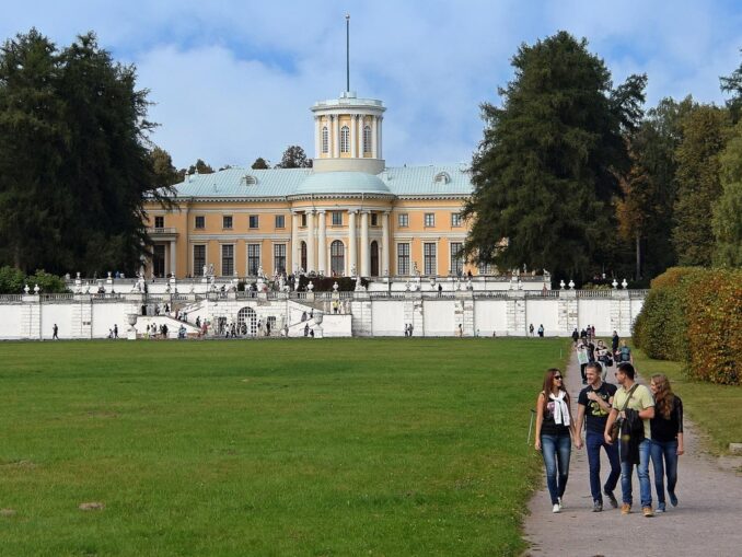 Усадьба Архангельское находится рядом с Москвой