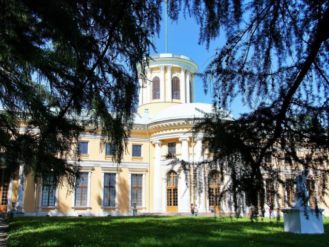 Дворец - архитектурная доминанта усадьбы в Архангельском