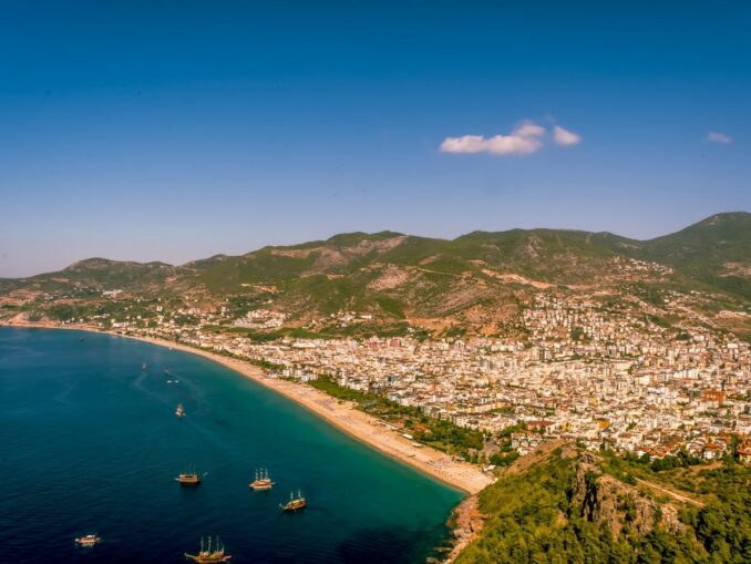 Пляж и море в Алании - в октябре еще можно купаться