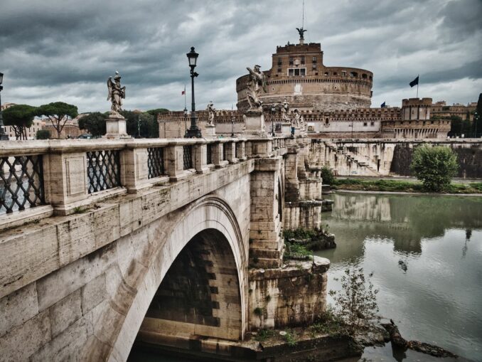 Замок Святого Ангела в Риме осенью Замок Святого Ангела - осень - хорошее время для поездки в Рим