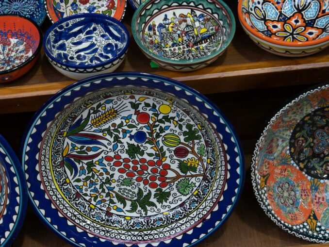 Керамические декоративные тарелки - хороший сувенир из Крыма