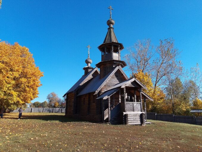 Часовня Архангела Михаила в Большом Болдино осенью