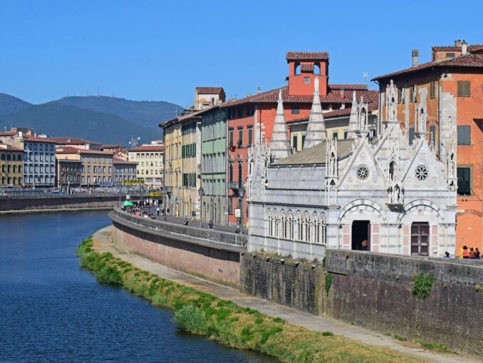 Обязательно нужно сходить в Пизе в церковь Санта Мария делла Спина