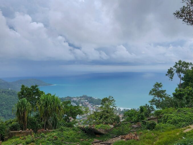 В августе и сентябре в Таиланд пик сезона дождей и высокие волны