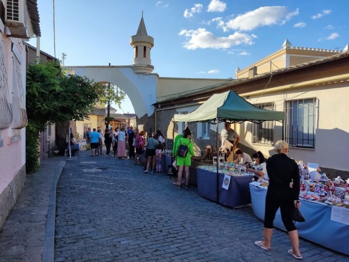 Сувениры в старом городе - туристы дут отдыхать в Евпатории летом