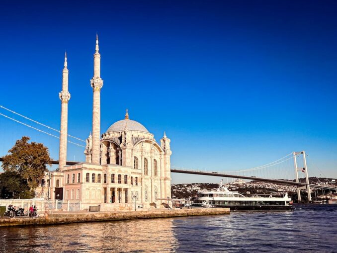 Мечеть Ортакёй - в Стамбул в октябре стоит ехать на экскурсии