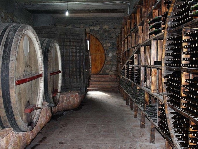 В Армении нужно попробовать вино из домашних погребов