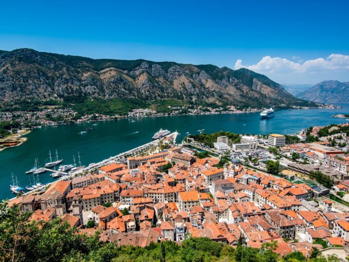 Черногория - страна в Европе, где россияне могут побывать без визы