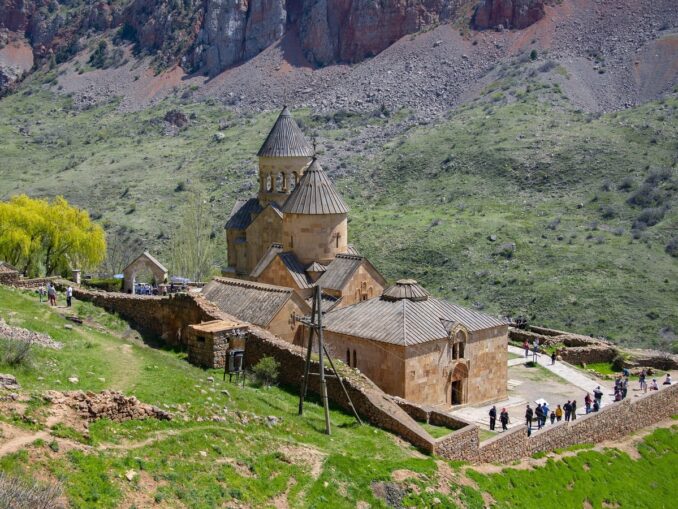 Монастырь Нораванк в Армении можно съездить посмотреть из России без визы