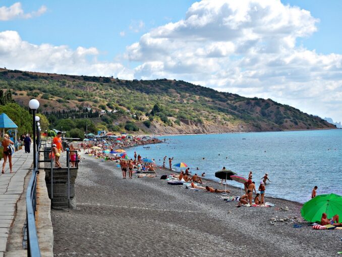 Поселок Канака - в Алуште в сентябре еще купаются