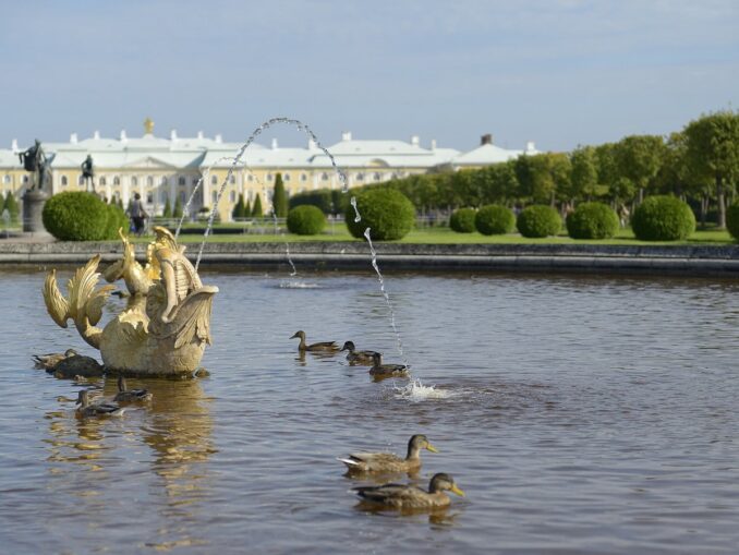 Фонтан "Межеумный" в Верхнем саду Петергофа, фото @Aleks G/Wikimedia Commons