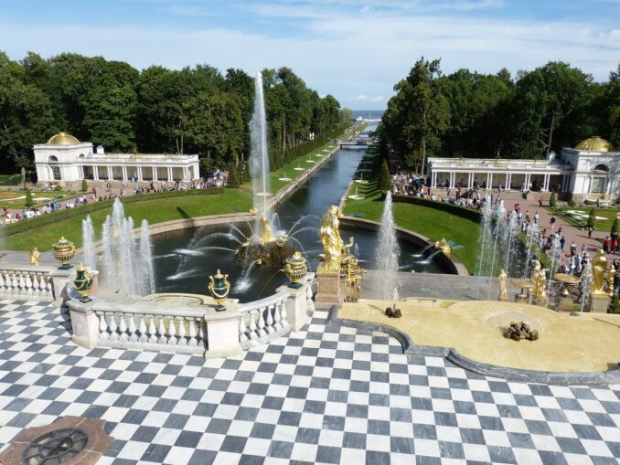 Морской канал и ффонтан "Самсон, разрывающий пасть льва" в Петергофе