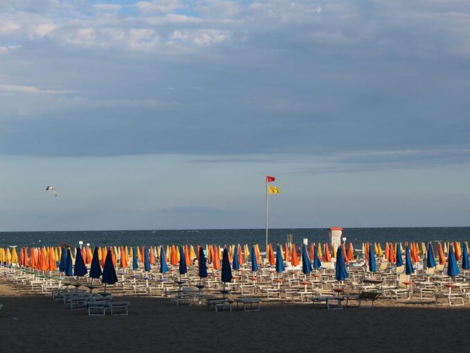 Пляж - неподалеку от Пизы можно съездить на море в Тиррению