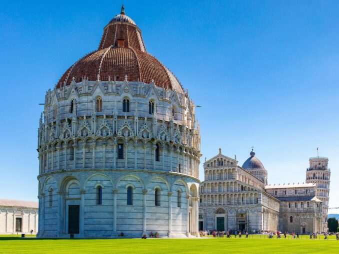 В Пизе нужно посетить Бапсистерий и собор на Площади Чудес
