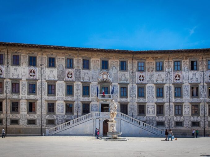 Палаццо делла Каровано в Пизе стоит увидеть - оно очень необычно