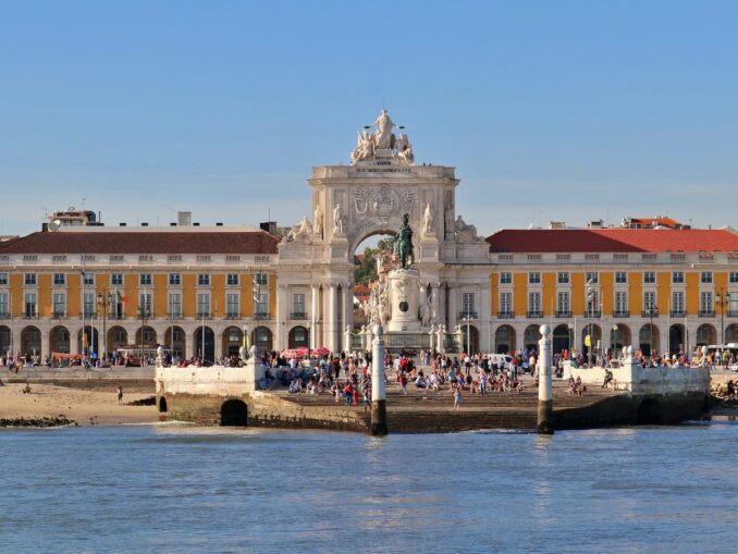 Commerce area - Air temperature in Lisbon in September reaches +28 degrees Celsius