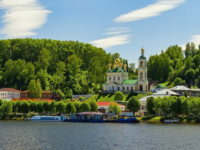 Воскресенская церковь - из Москвы до Плёса можно доехать на машине за 5 часов