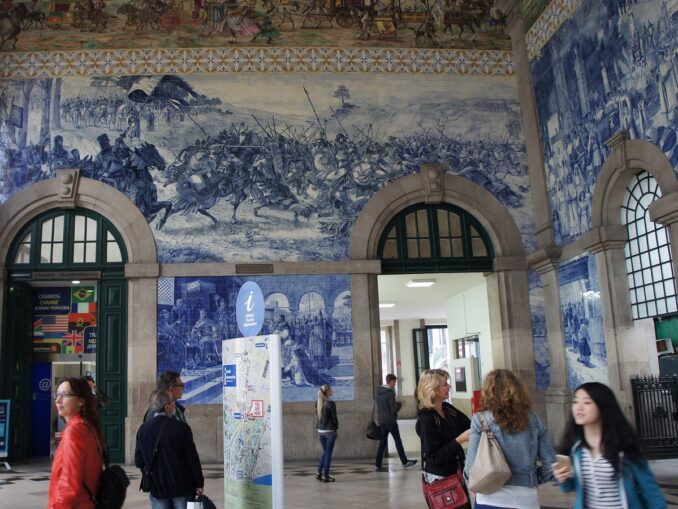 В Порту можно посетить вокзал Сан-Бенту чтобы увидеть плитку азулежу