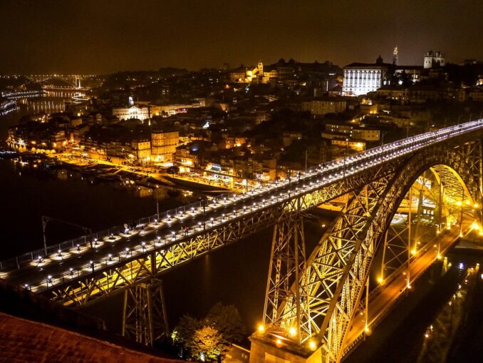 Мост Луиша I - одна из главных достопримечательностей Порту