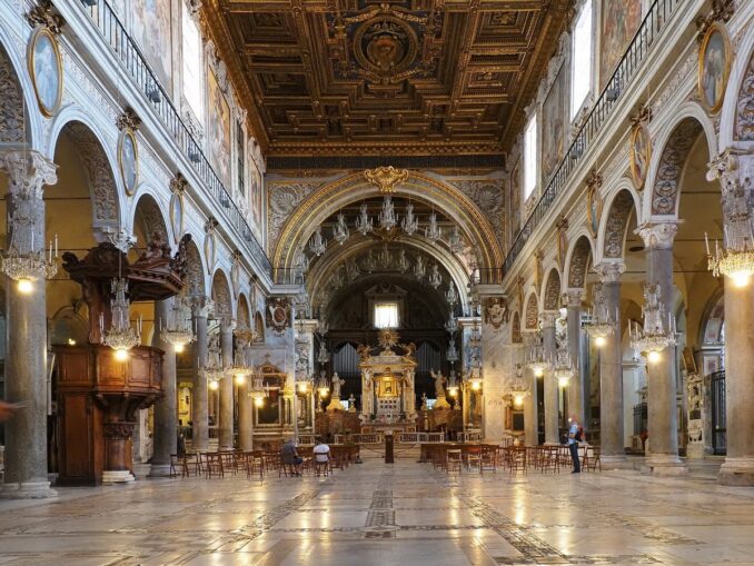 Санта-Мария-ин-Арачели - одно из самых интересных мест в Риме