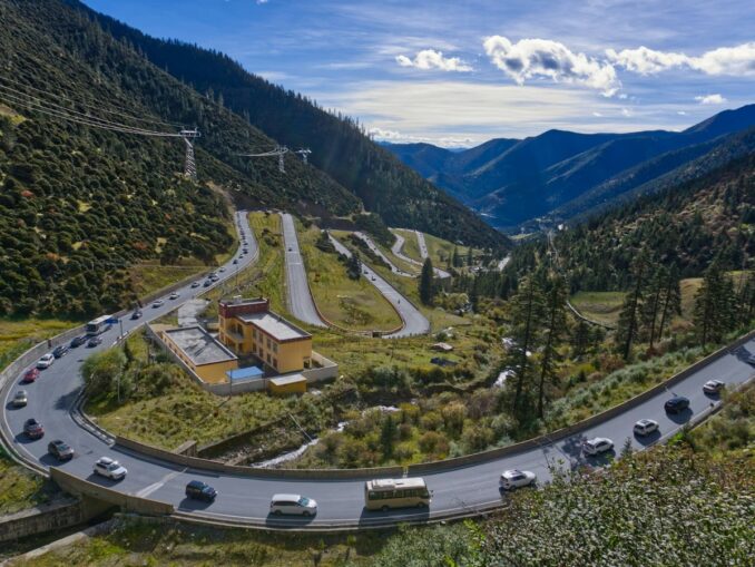 Серпантин - добраться до Андорры из аэропорта Барселоны на автобусе получится за 3-3.5 часа