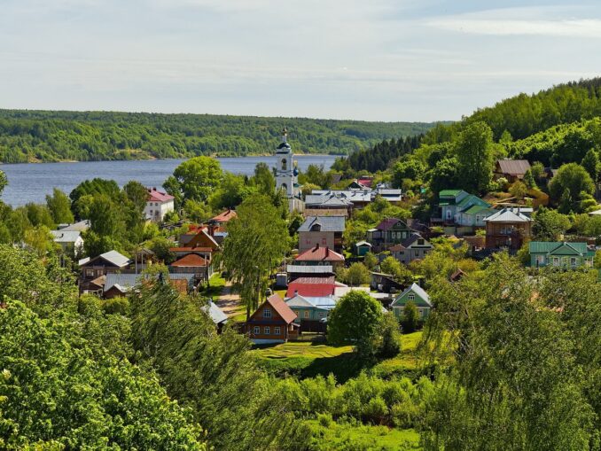 Вид на Плёс, фото @Alexxx1979/Wikimedia Commons Город Плёс на Волге в России стоит увидеть именно летом