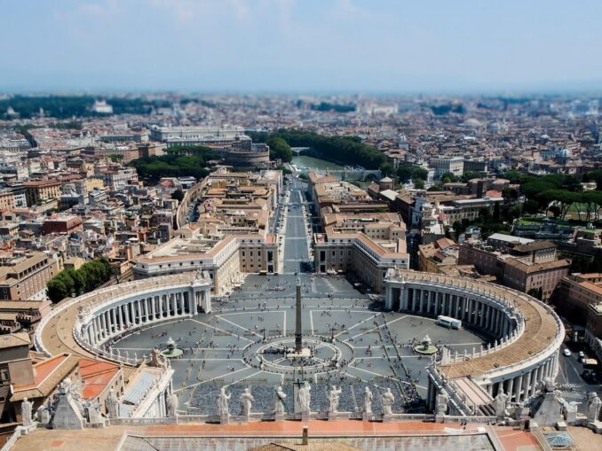 На площадь святого Петра в первую очередь нужно сходить в Риме