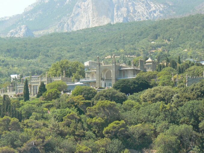 Воронцовский дворец нужно посетить в Ялте обязательно