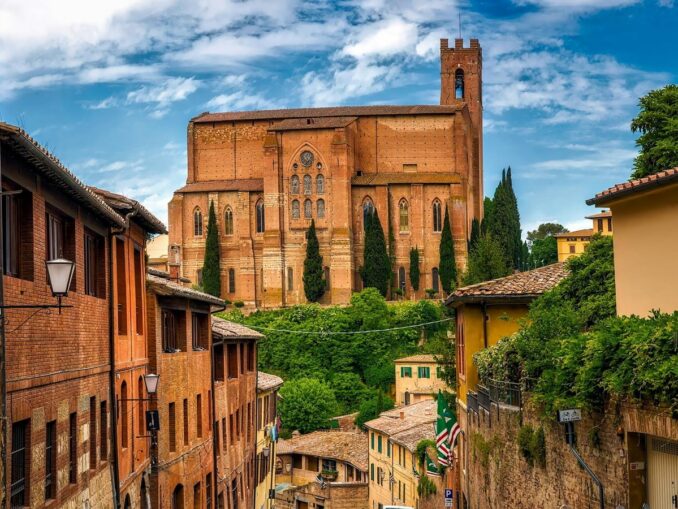 Базилику Сан-Доменико в Сиене нужно посетить обязательно и в первую очередь