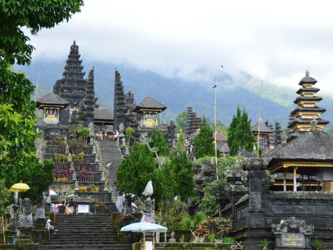 Храм Пура Бесаких - первое, что нужно посмотреть на Бали в октябре