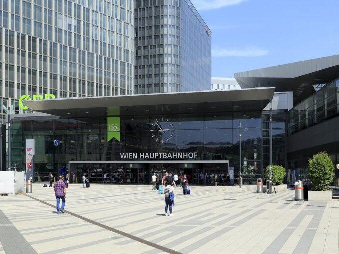 Автобусы из Будапешта приезжают в Вене на центральный вокзал