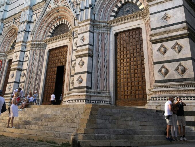 Собор - первое, куда можно сходить в Сиене