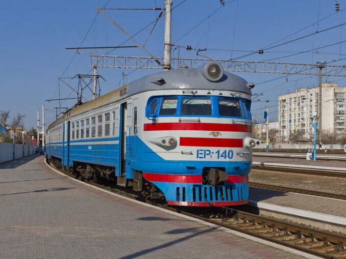 До Евпатории можно добраться на электричке из Симферополя