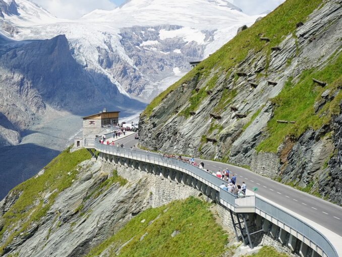 Гроссглокнер-Хохальпенштрассе в Австрии - одна из самых красивых высокогорных дорог в Европе