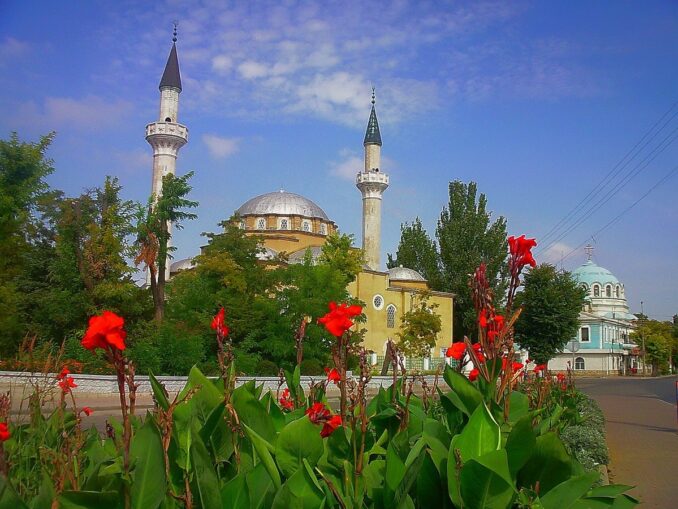 В Евпатории можно посмотреть внутри мечеть Джума-Джами и собор Святителя Николая Чудотворца