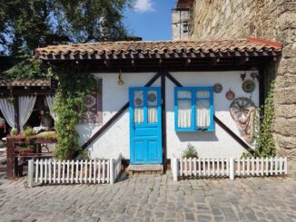 В кафе Кезлев в Евпатории можно поесть татарские сладости