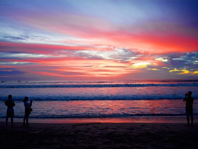 Закат на пляже Кута на Бали Пляж Кута - на Бали в октябре стоит ехать чтобы посмотреть закат