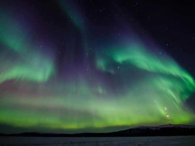 Чтобы увидеть северное сияние, в Мурманск нужно ехать осенью или зимой