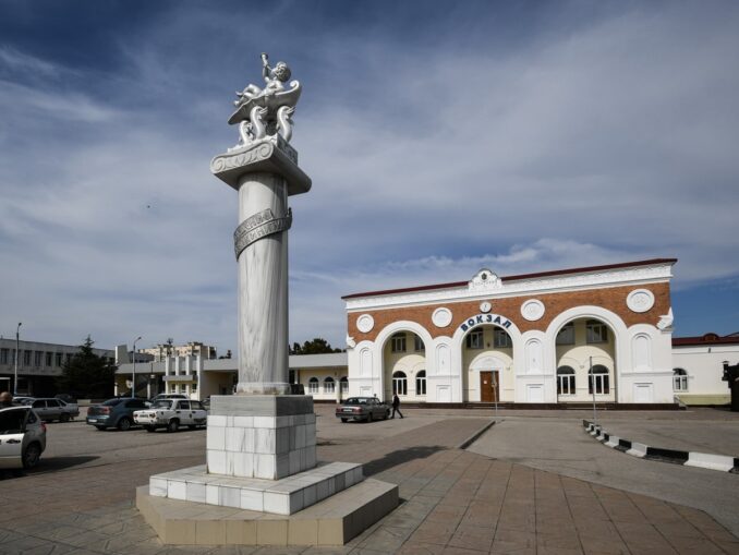 Железнодорожный вокзал - доехать до Евпатории на поезде из Москвы можно за 36.5 часов