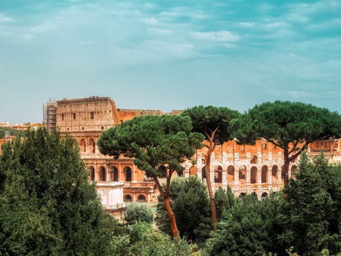 Колизей - в Риме в сентябре стоит жаркая погода