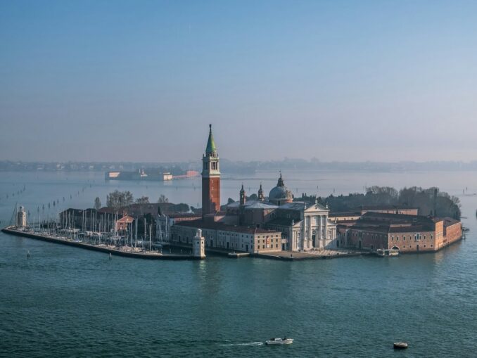 Остров Сан-Джорджо-Маджоре в первую очередь нужно посмотреть в Венеции в нояре